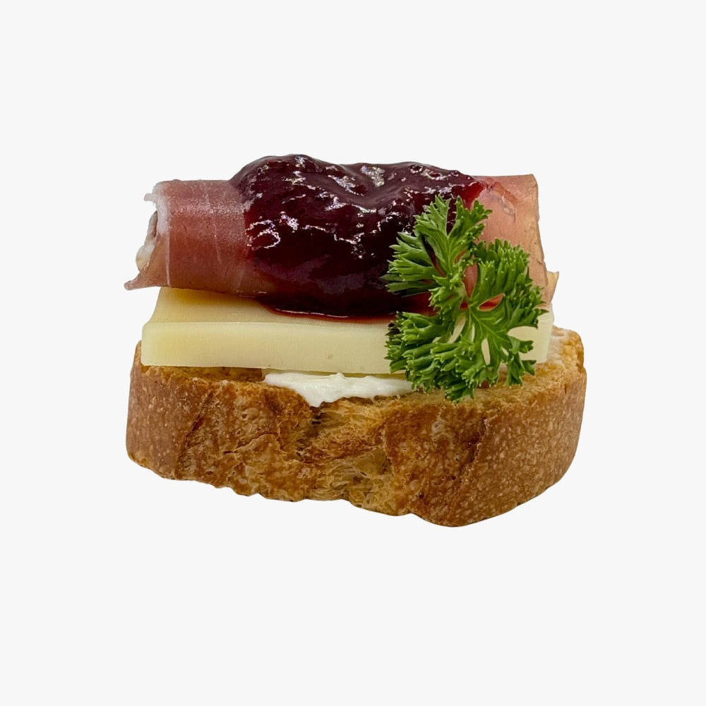 TAPA DE JAMÓN SERRANO CON QUESO BRIE